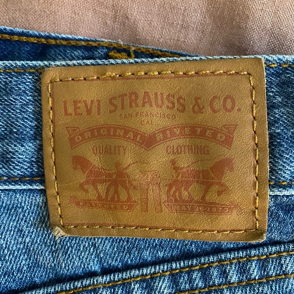 Levi’s cut off denim shorts - Picture 5 of 10